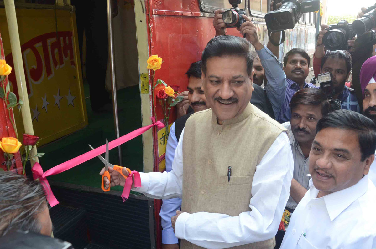 Chief Minister Prithviraj Chavan & Home Minister R.R.Patil Road Safety Awareness Campaign at Sahyadri Guest House.