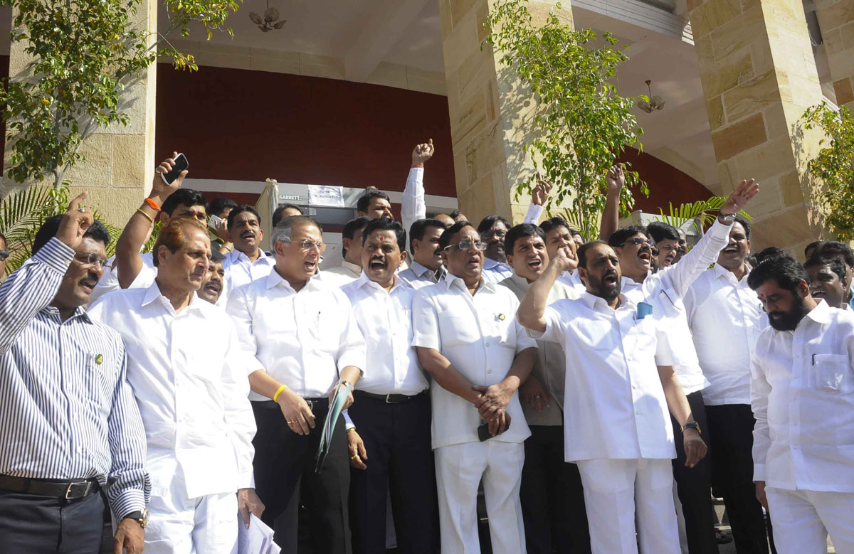 Opposition Party Leaders protest at Nagpur vidhan bhavan.