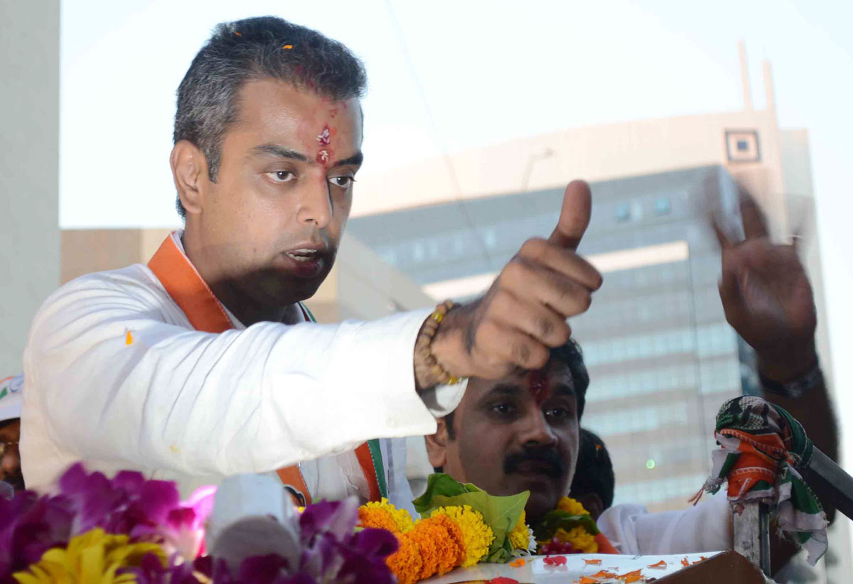 South Mumbai Congress/NCP/PRP (Kawade) Republican Party of India(Democratic)Alliance MP.Candidate Milind Deora Election Campaign Rally in South Mumbai Parliamentary Constituency at Worli Area.