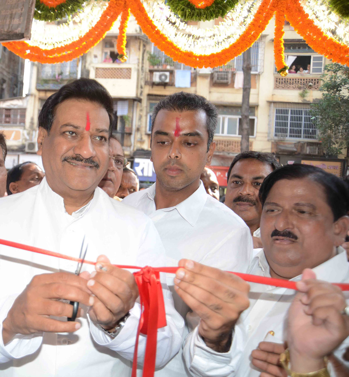 Chief Minister Prithviraj Chavan Inaugurates Central Election Office of MP.Candidate Milind Deora at Girgaon.