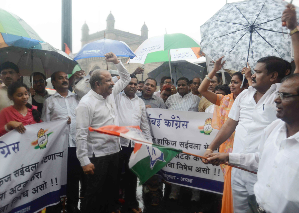 Mumbai Congress President Prof.Janardan Chandurkar with MRCC Team to Protest at Gateway of India In Wake of the Controversial Meeting of Ved Prakash with Hafeez Saeed & his Separatist Remarks over Kashmir.