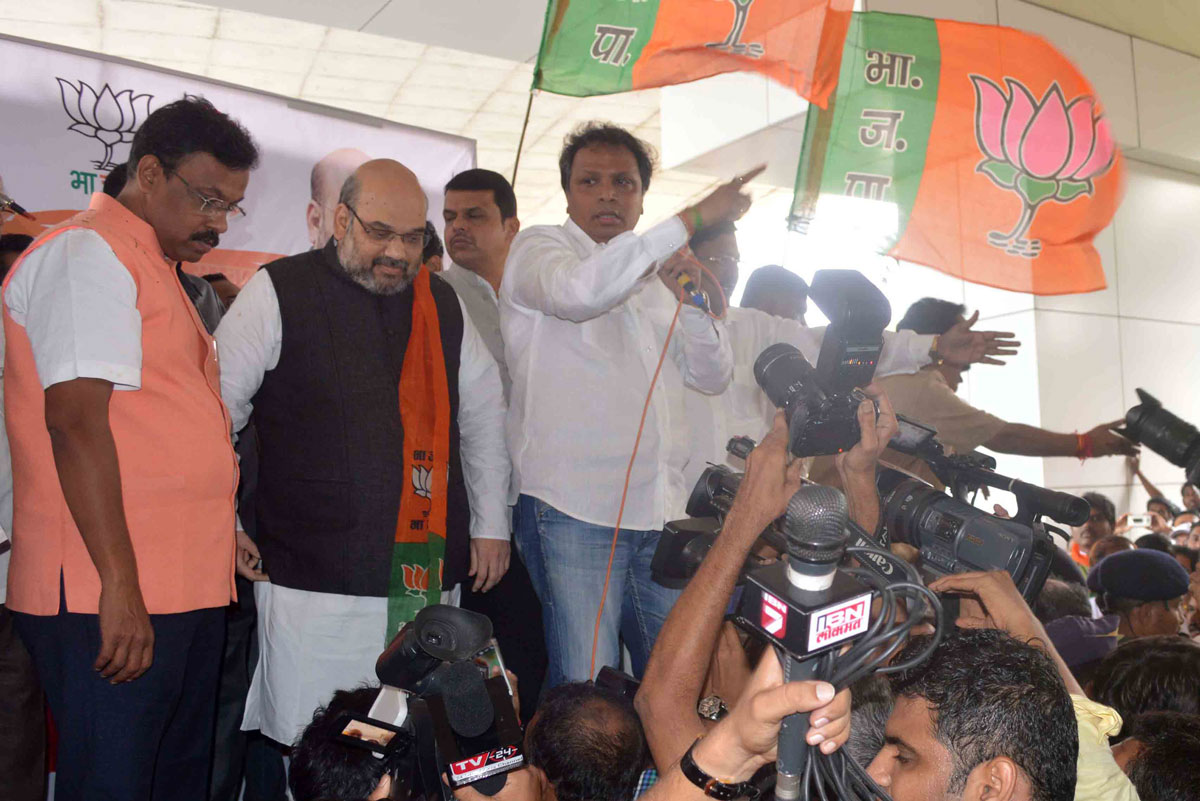 BJP Leaders Welcomed All India BJP President Amit Shah at Mumbai Airport.