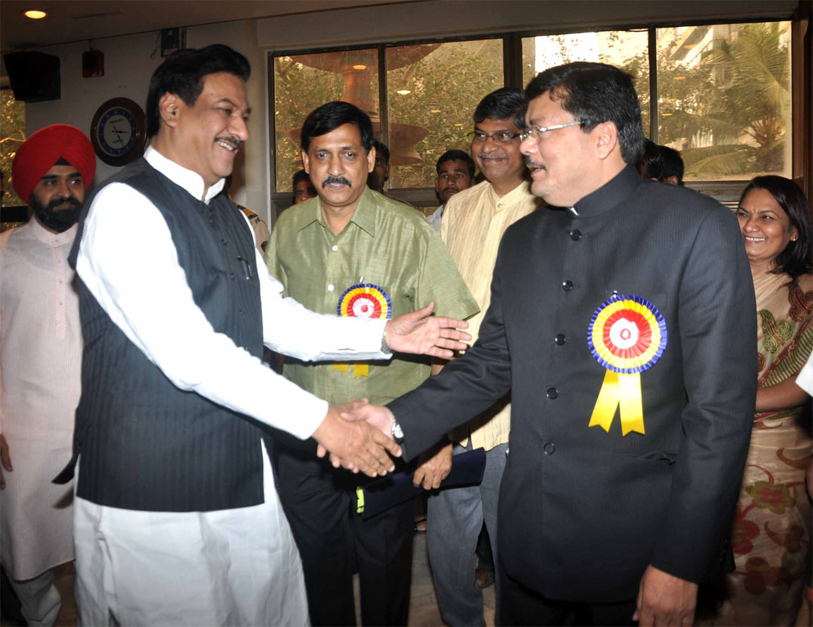 CHIEF MINISTER PRITHVIRAJ CHAVAN & UNION MINISTER OF SOCIAL JUSTICE MUKUL WASNIK DISTRIBUTES DR BABASAHEB NATIONALMERIT AWARD AT Y B CHAVAN HALL MUMBAI.