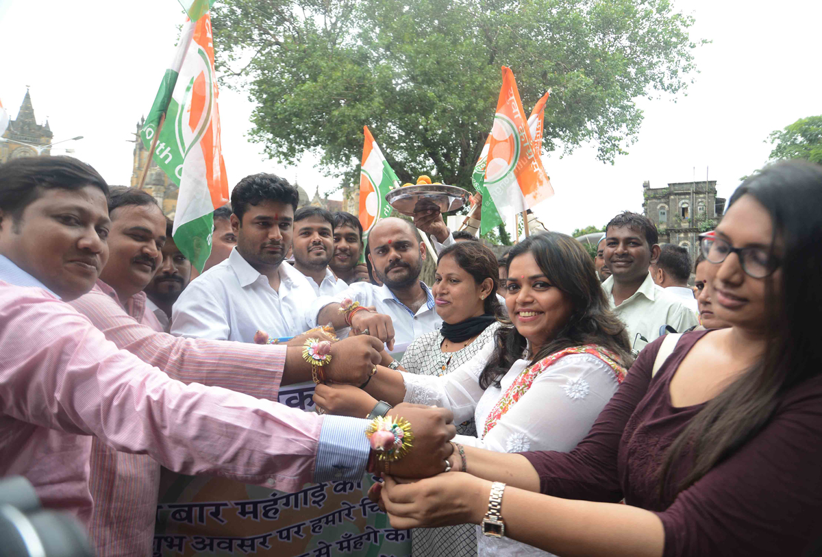 Mumbai Youth Congress Celebrates Peculiar Rakshaa Bandhan to Protest against Price Hike Of Onion & Dal's at CST Mumbai.