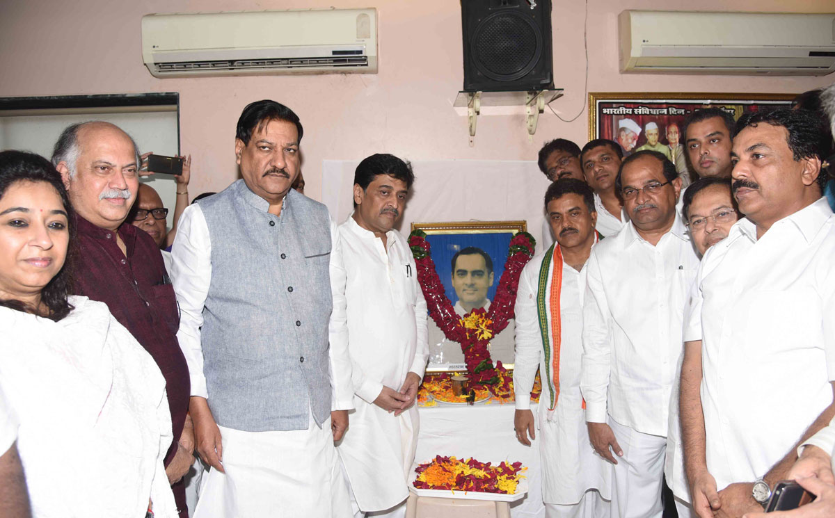 Maharashtra State Congress & Mumbai Congress Leader's Paying Homage to Bharat Ratna Late.Prime Minister Rajiv Gandhi on his 72nd Birth Anniversary at Gandhi Bhavan.