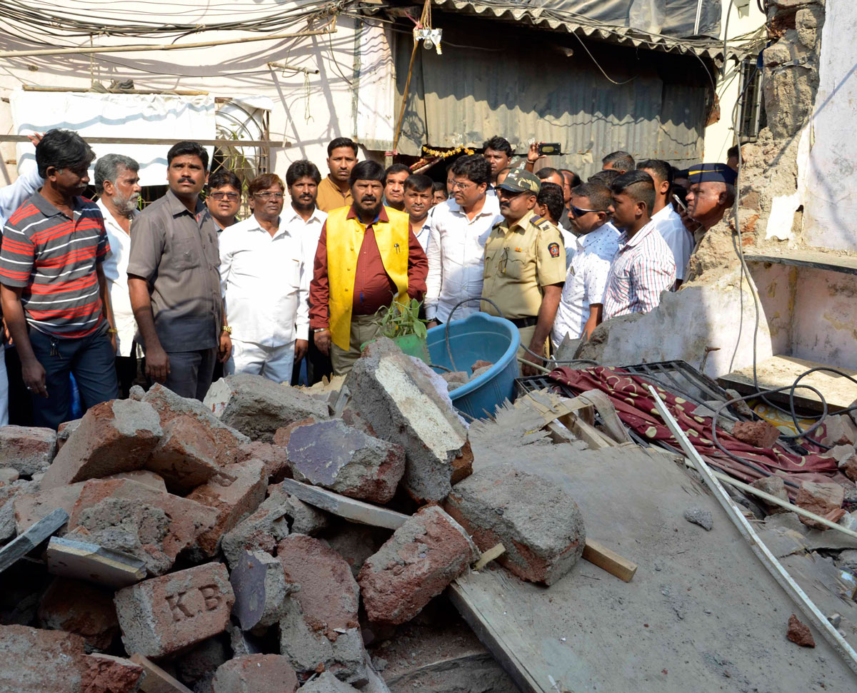 Minister of State for Social Justice & Empowerment Ramdas Athawale visit Building Collapse at Mankhurd .