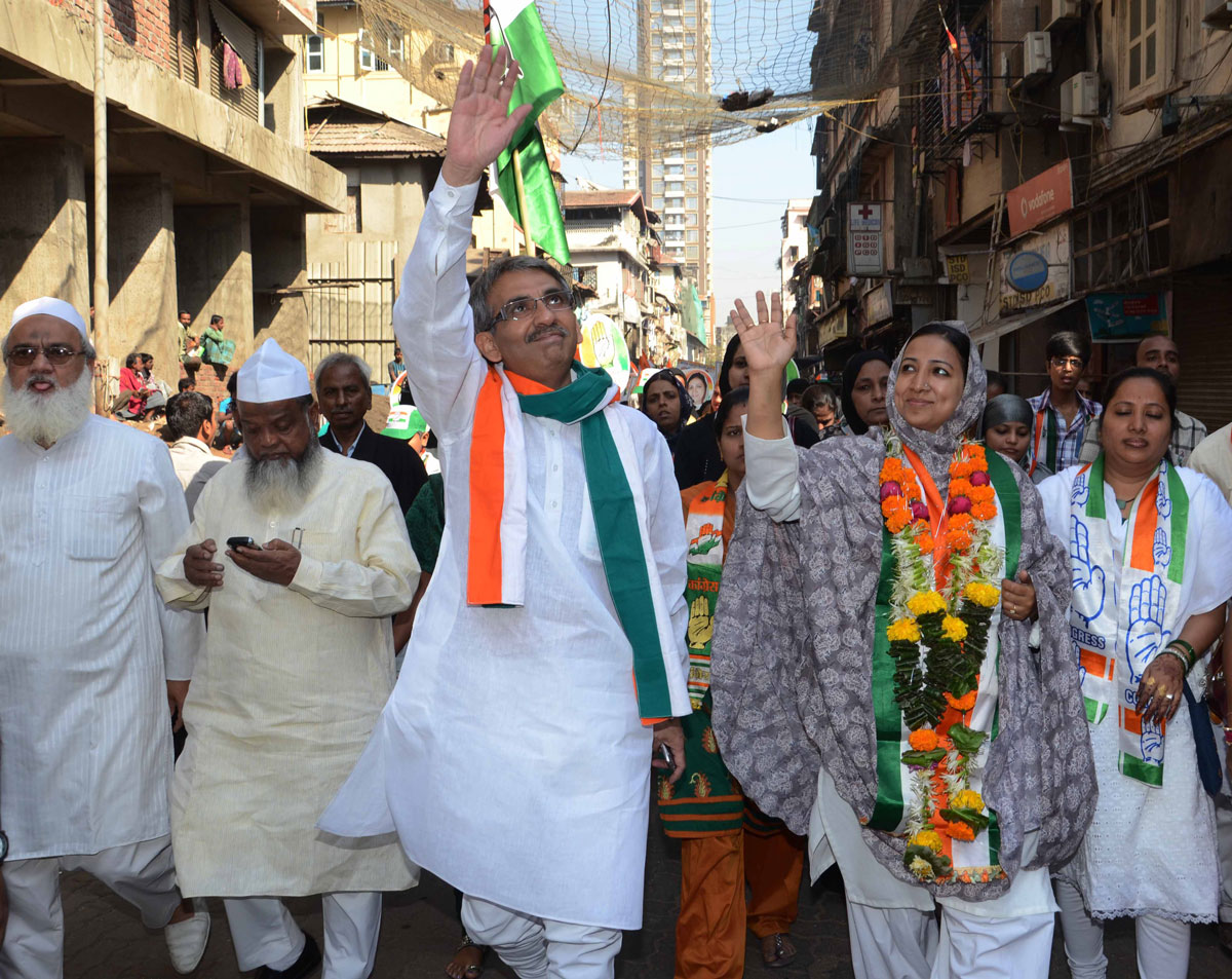 MLA AMIN PATEL IN RALLY OF CONGRESS-NCP CANDIDATES  SAHANA KHAN AT KAMATHIPURA WARD NO.209 .