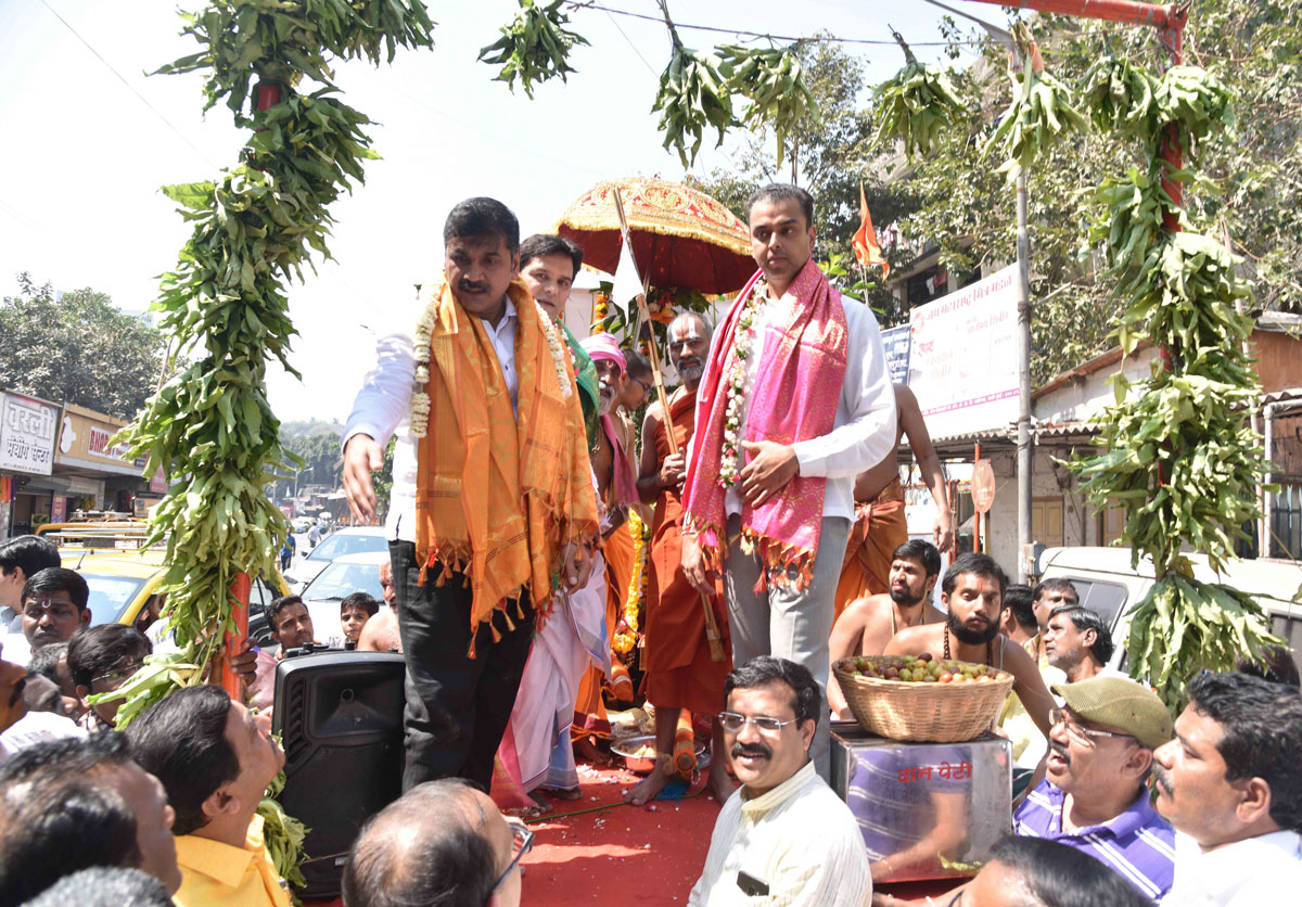 Leaders Milind Deora & Sahinbhau Ahir at Ayyappa Swami Mandir Pooja at Worli.