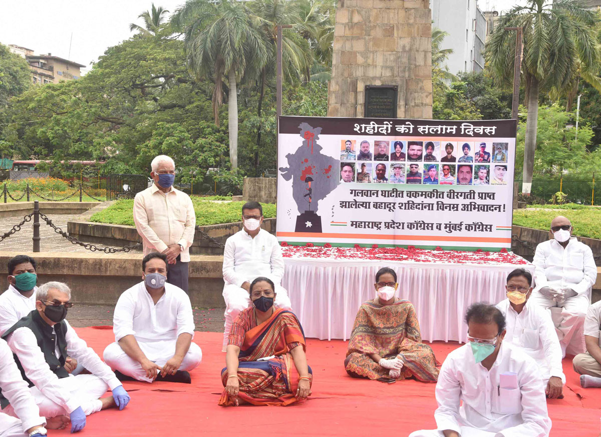Shahido Ko Salaam Din by Congress Leaders at Gandhi Statue near Mantralaya.