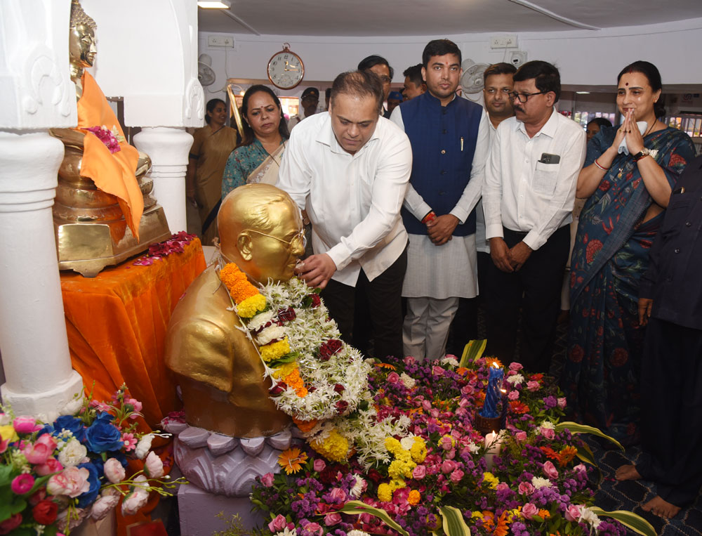 Leaders Paying Tribute to Bharatratna Mahamanav Dr. B.R. Ambedkar on 135th year Jayanti in Mumbai.