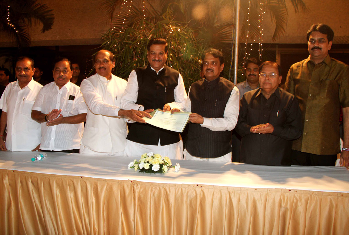 CENTRAL MINISTER VILASRAO DESHMUKH FELICITATED BY CHIEF MINISTER PRITHVIRAJ CHAVAN ON BEING ELECTED ON RAJYA SABHA AT NCPA.