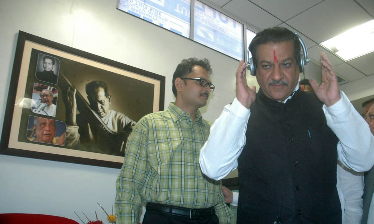 CM PRITHVIRAJ CHAVAN INGURATING PANDIT BHIMSEN JOSHI KALADALAN AT PUNE.