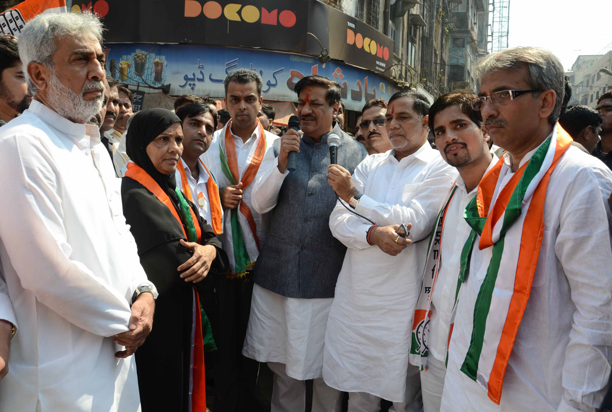 CHIEF MINISTER PRITHVIRAJ CHAVAN & UNION STATE MINISTER MILIND DEORA ROAD SHOW CONGRESS-NCP & PRP CANDIDATE WARD.NO 223,222,220 AT PAYDHUNI ON OCCASION MUMBAI CONGRESS PRESIDENT KRIPASHANKAR SINGH,MLA AMIN PATEL.