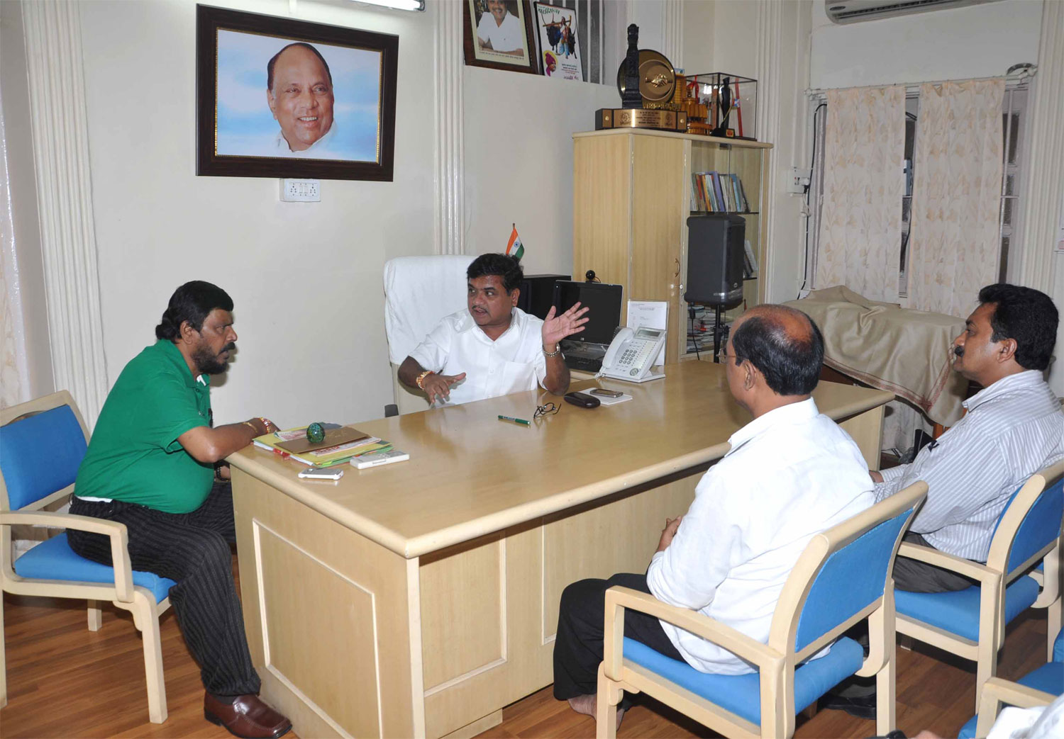 EX.MP & RPI PRESIDENT RAMDAS ATHAWALE MEETS HOME MINISTER R R PATIL DISCUSS ABOUT MAVAL FIRING AT HIS RESIDENT.