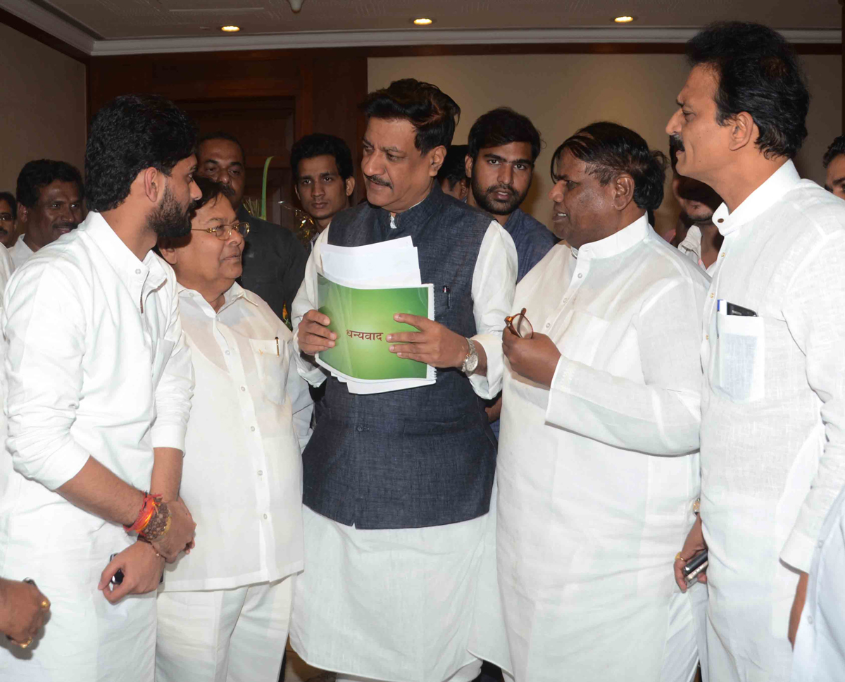 NSUI MUMBAI PRADESH PRESIDENT SURAJSINGH THAKUR IN PRESENCE OF MUMBAI CONGRESS PRESIDENT JANARDAN CHANDURKAR MET CHIEF MINISTER PRITHVIRAJ CHAVAN WITH DELEGATION.
