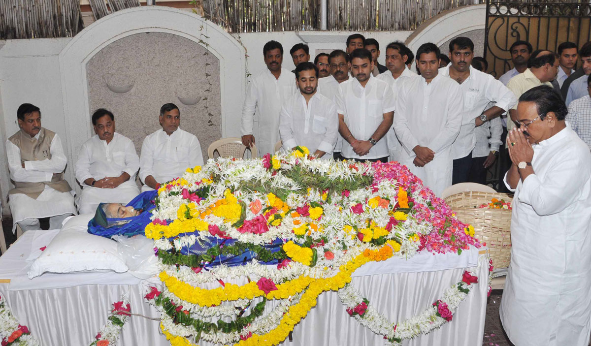 MINISTER NARAYAN RANE MOTHER SMT.LAXMIBAI TATU RANE FUNERAL IN MUMBAI.