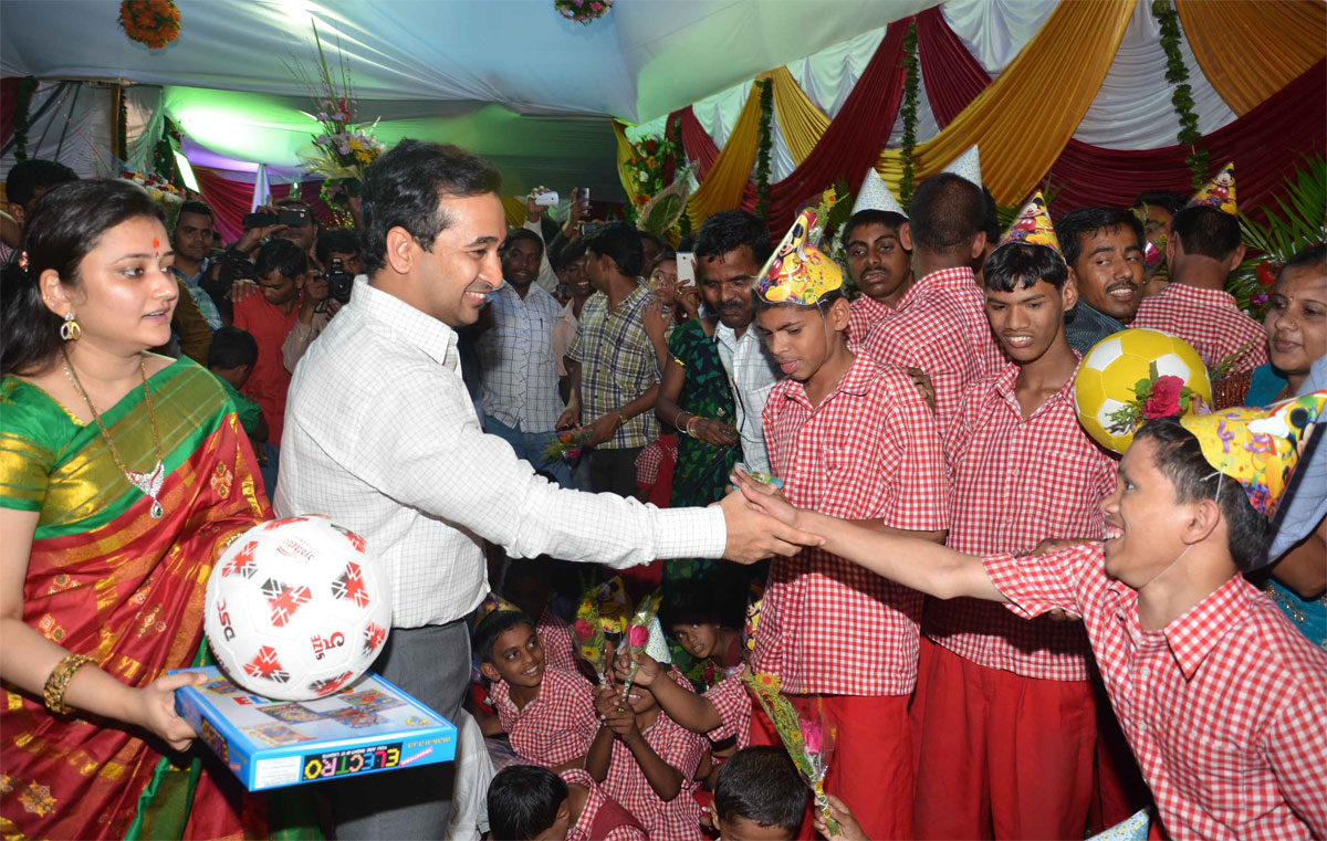 SWABHIMAN SANGHATANA PRESIDENT & CONGRESS YUVA LEADER NITESH NARAYANRAO RANE CELEBRATING HIS BIRTHDAY WITH SMALL CHILDRENS AT BANDRA IN MUMBAI