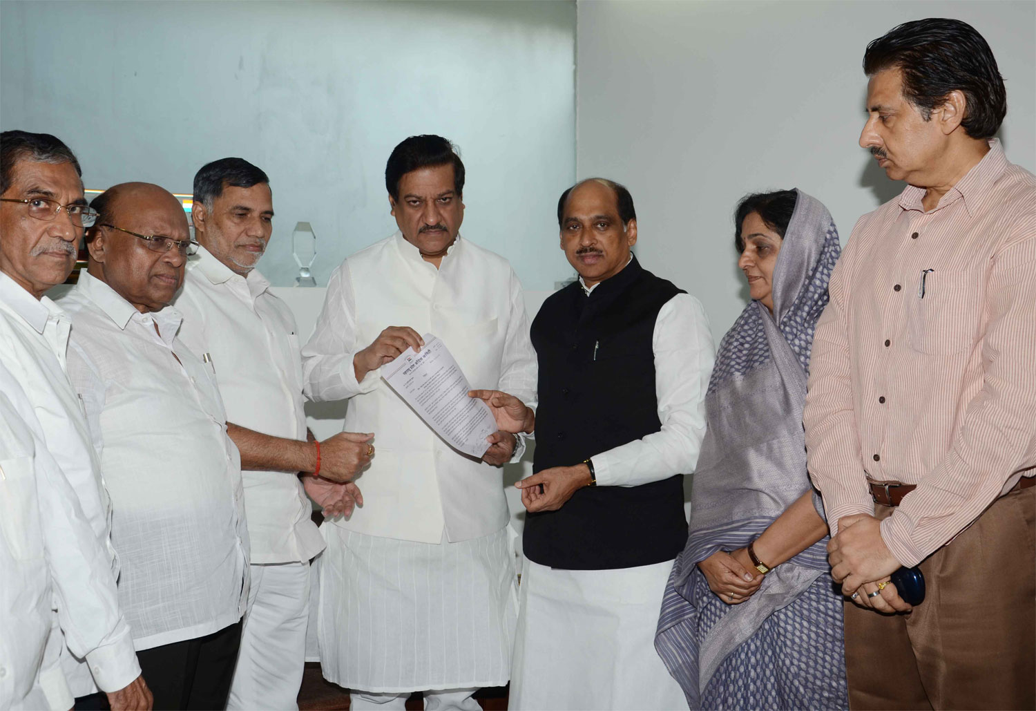 DELEGATION LED BY MPCC & MRCC PRESIDENT TO CHIEF MINISTER PRITHVIRAJ CHAVAN AT VARSHA BUNGALOW.
