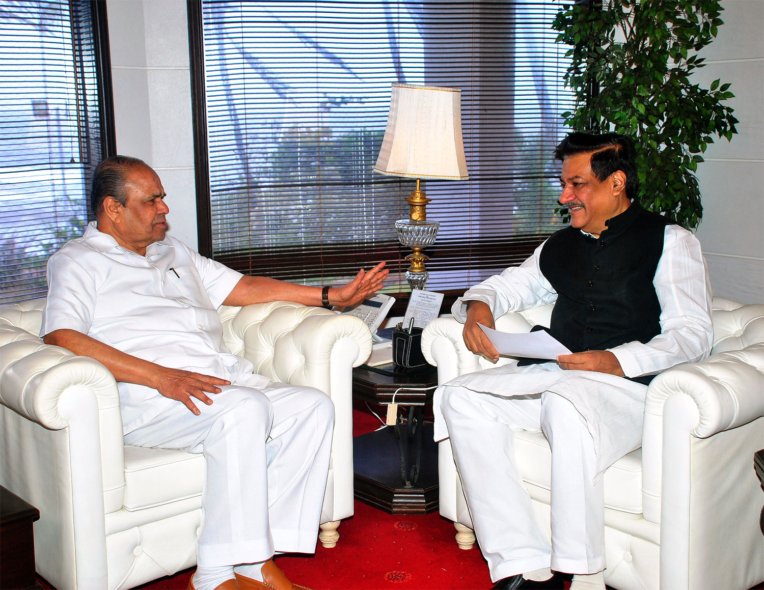 CHIEF MINISTER PRITHVIRAJ CHAVAN MEET GOVENER K SANKARNARAYANAN AT RAJ BHAVAN.