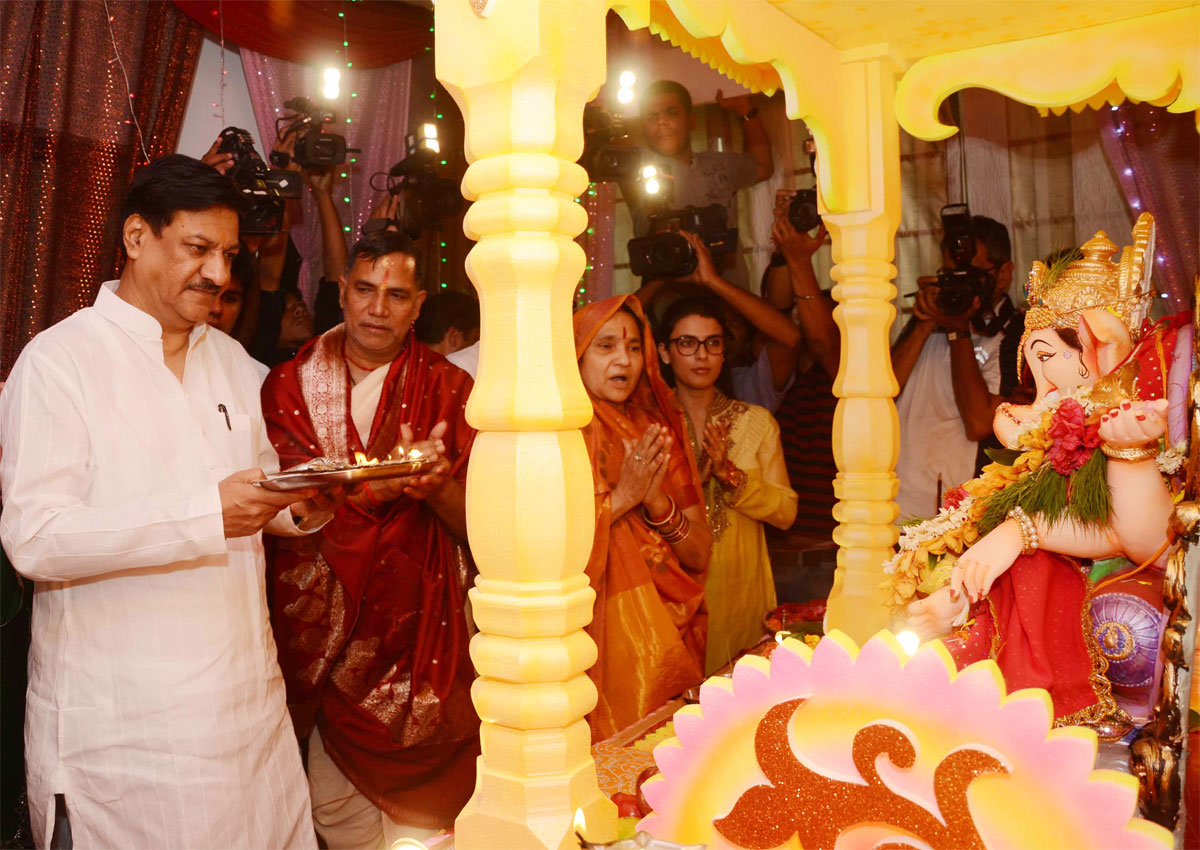 CHIEF MINISTER PRITHVIRAJ CHAVAN VISITED MUMBAI CONGRESS PRESIDENT & MLA KRIPA SHANKAR SINGH RESIDENCE AT BANDRA ON GANAPATI FESTIVAL .