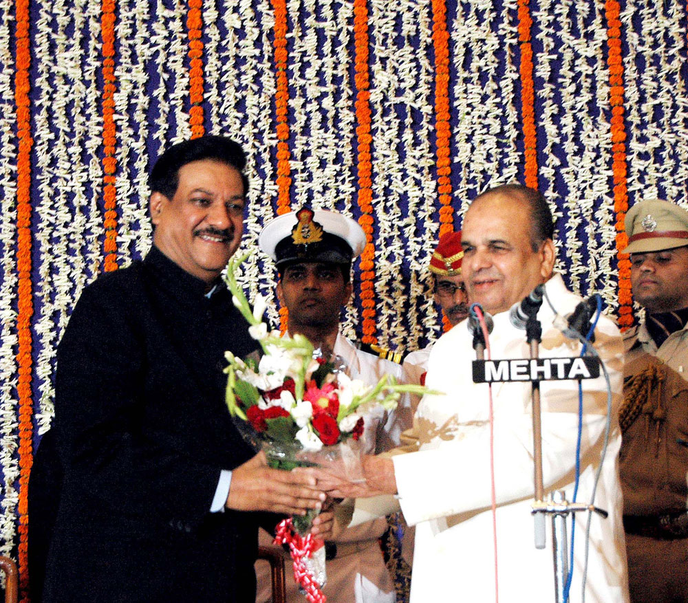 NEW CHIEF MINISTER PRITHVIRAJ CHAVAN IS TAKING OATH AT RAJBHAVAN.