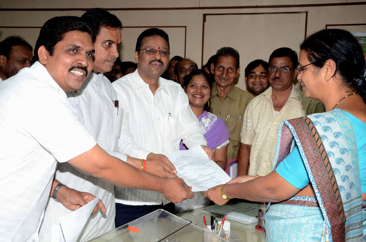 CONGRESS-NCP CANDIDATES SUBIMITS THIER NOMINATION FORM FOR BMC MAYOR.