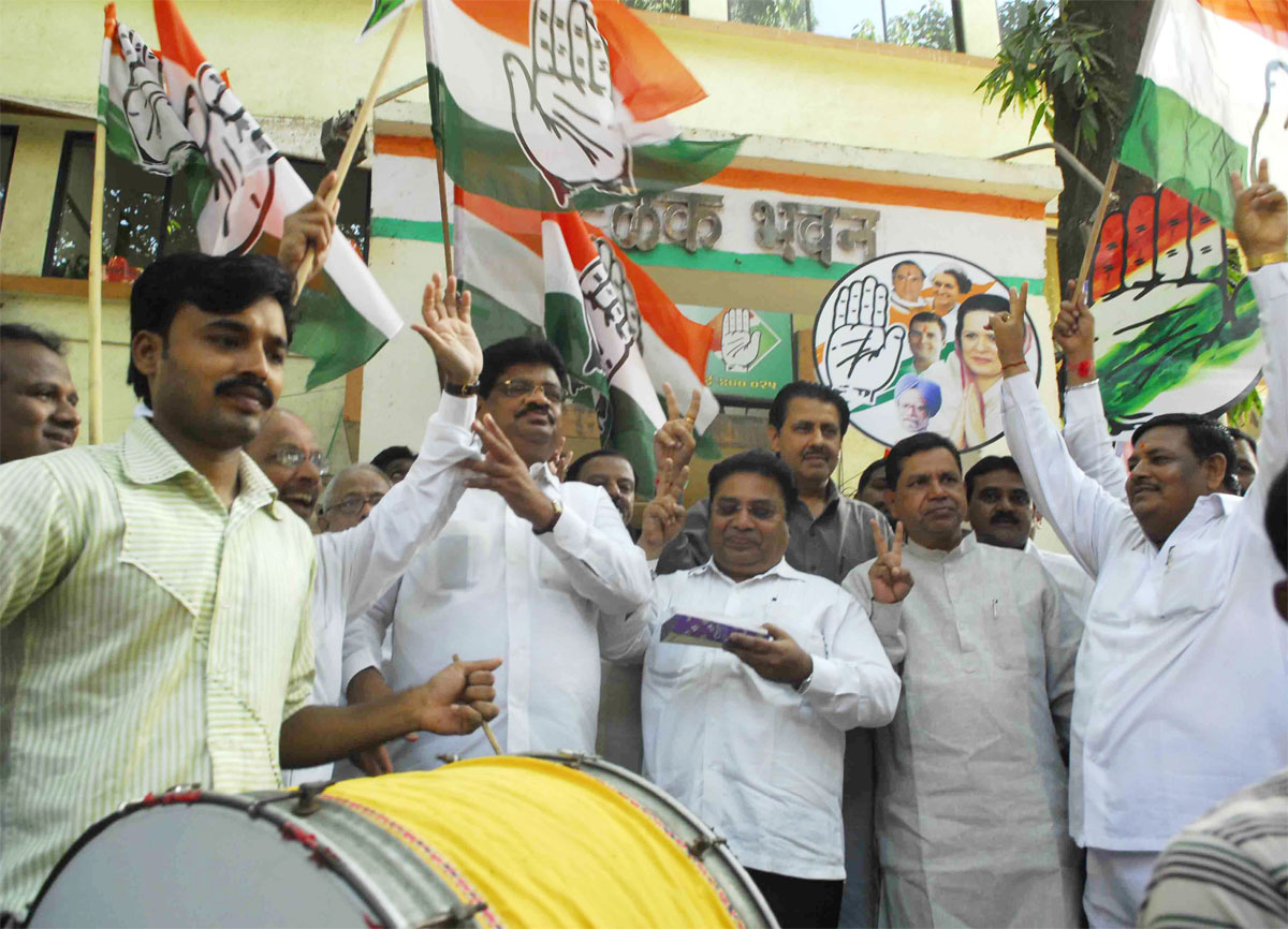 CELEBRATING THE PARTY VICTORY AT ASSAM ,KERLA AND WEST BENGAL, CELEBRATION NHELD AT TILAK BHAVAN DADAR.
