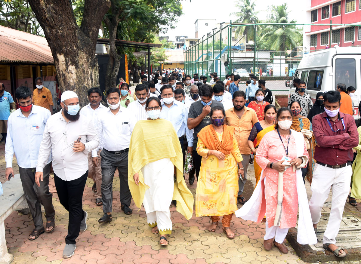 Minister Varshatai Gaikwad inaugurates COVID_19 Free Vaccination Center at Dharavi.