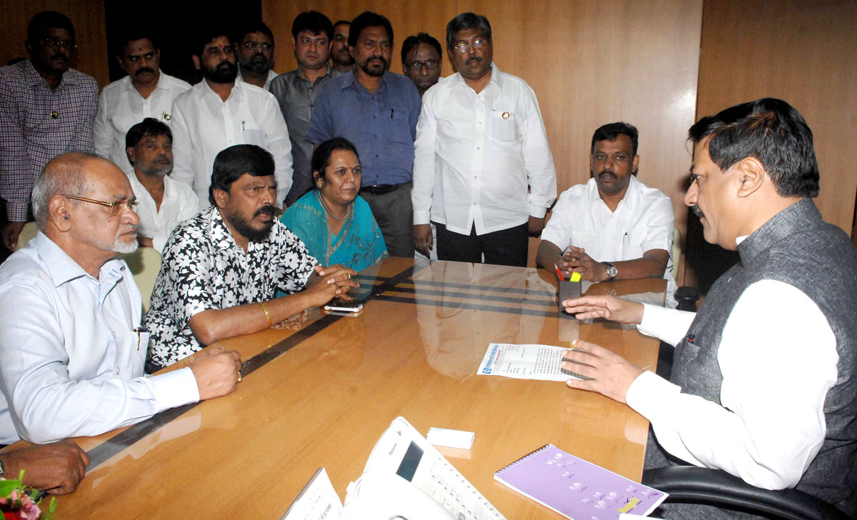 RPI PRESIDENT RAMDAS ATHAWLE MEETS CHIEF MINISTER PRITHVIRAJ CHAVAN AT VIDHAN BHAVAN.