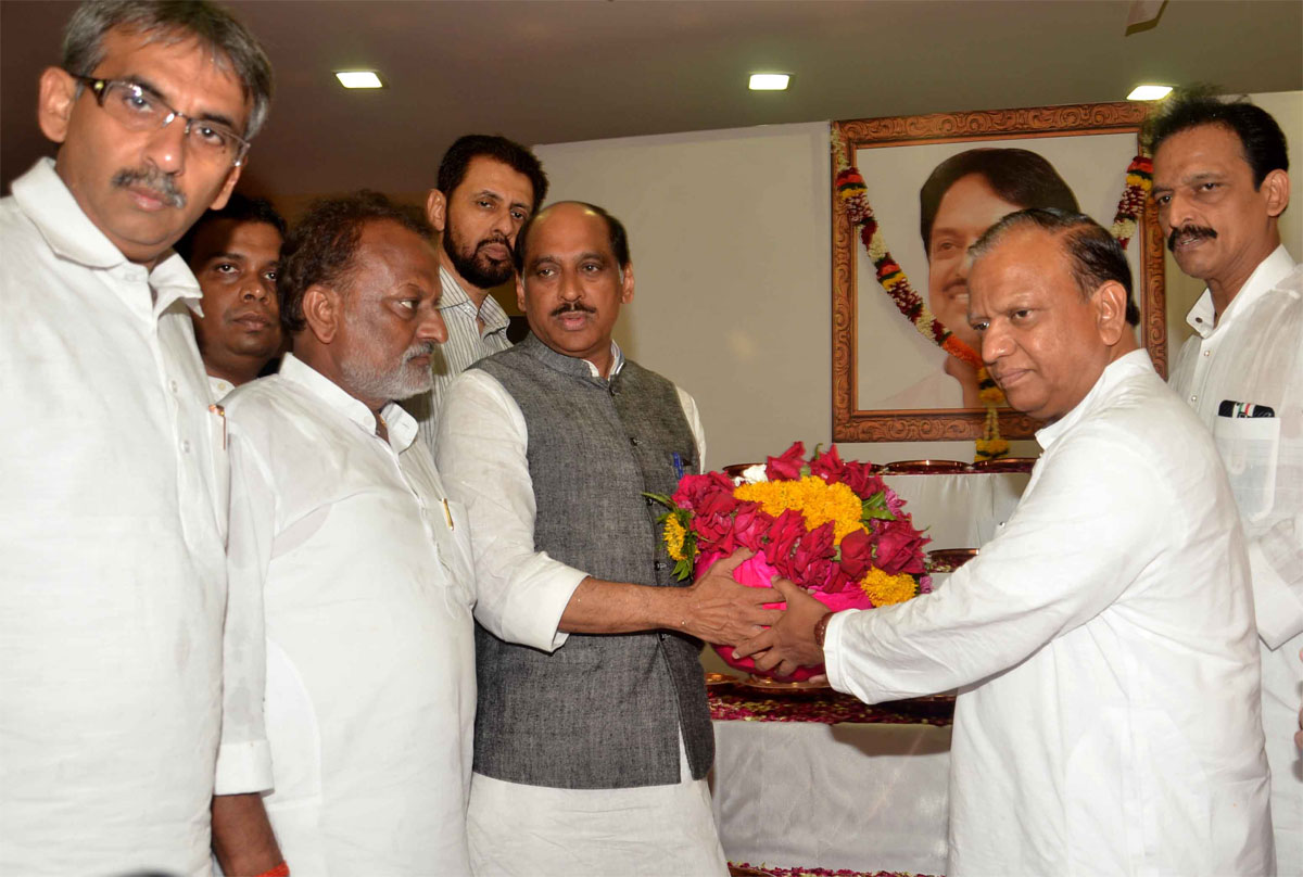 UNION MINISTER & EX CHIEF MINISTER LATE.VILASRAO DESHMUKH "ASTHIKALASH" IN MUMBAI TILAK BHAVAN DADAR.