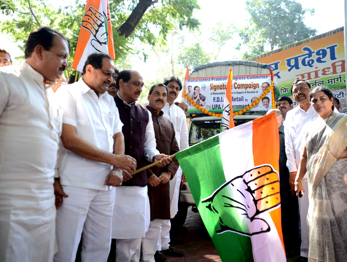 MPCC PRESIDENT MANIKRAO THAKRE FLAG OFF 20 LAKH SIGNATURES CAMPAIGN MAHARASHTRA FARMER IN SUPPORT OF DECISION OF FDI IN RETHAIL BY UPA GOVERNMENT.