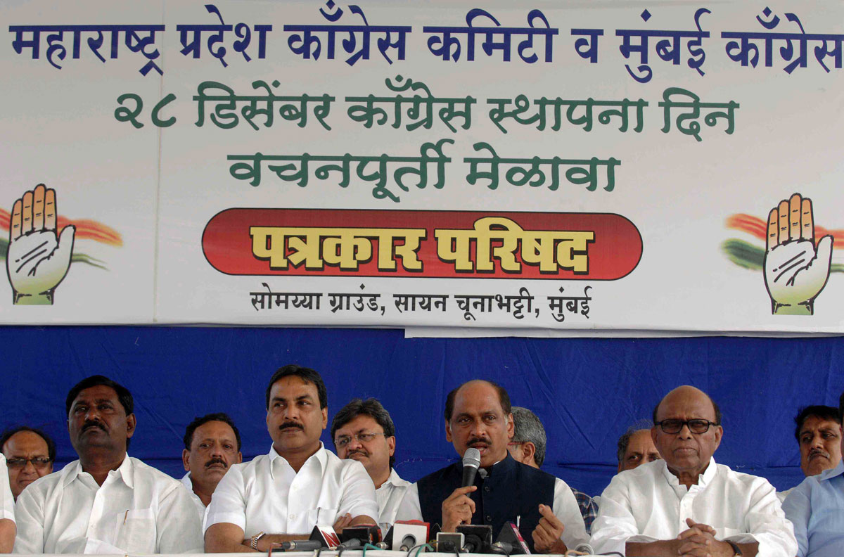 MPCC PRESIDENT MANIKRAO THAKRE, MINISTER ARIF NASIM KHAN & M.P.EKNATH GAIKAWAD IN CONGRESS FOUNDATION DAY PRESS CONFRENCE AT SOMAYA GROUND SION.