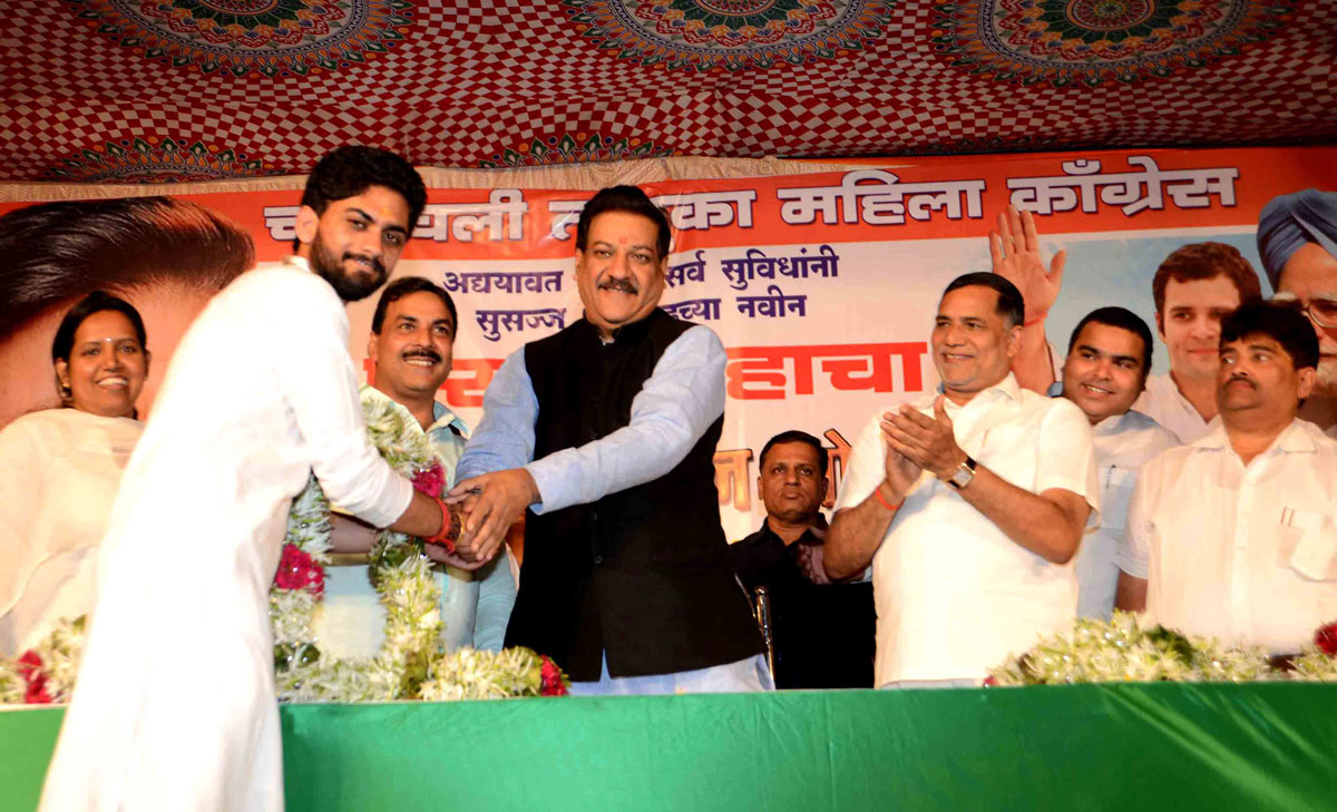 NEWLY ELECTED 2nd TIME NSUI MUMBAI PRESIDENT SURAJ SINGH THAKUR FELICITATED BY CHIEF MINSITER PRITHVIRAJ CHAVAN AT KURLA.