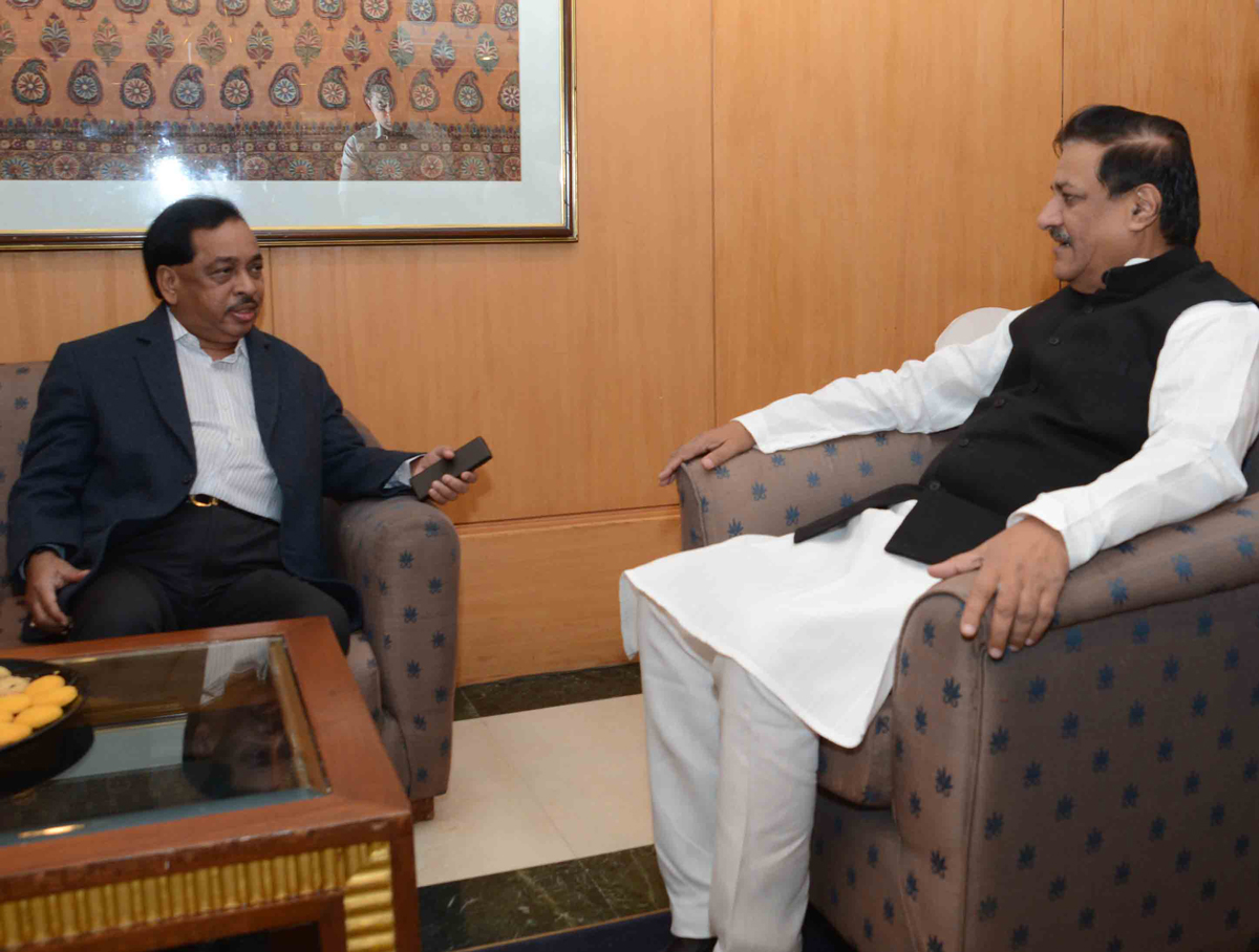 CHIEF MINISTER PRITHVIRAJ CHAVAN WITH MINISTER  NARAYANRAO RANE IN PRESS CONFERENCE AT HOTEL TRIDENT.
