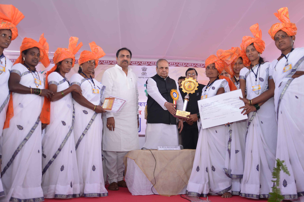 GOVERNOR K.SANKAR NARAYANAN INUAGURATES MAHALAXMI SARAS 2013 EXHIBHITION AT BANDRA. RECLAMATION.