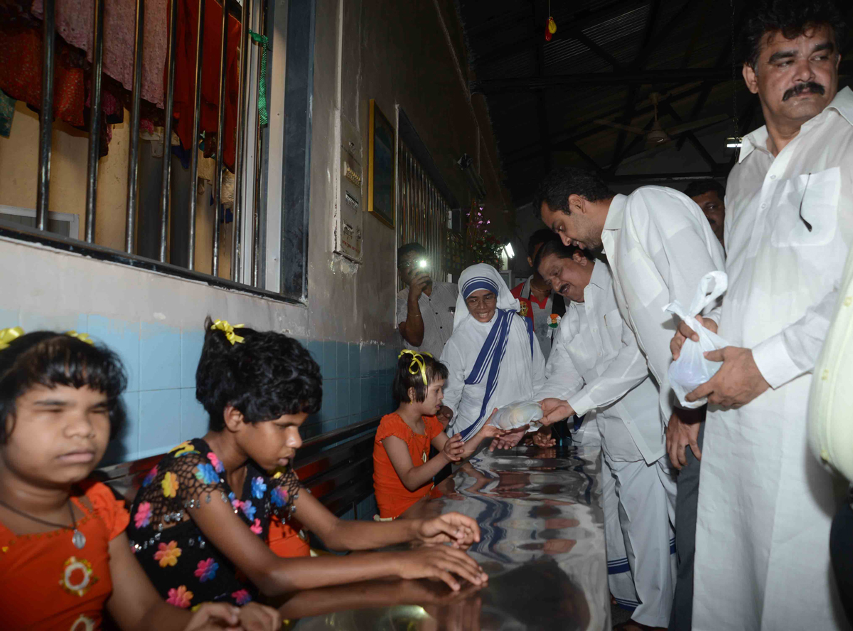 UNION MINISTER OF STATE & SOUTH MUMBAI M.P.MILIND DEORA IN FRUITS DISTRUBUTION  AT NAGPADA.
