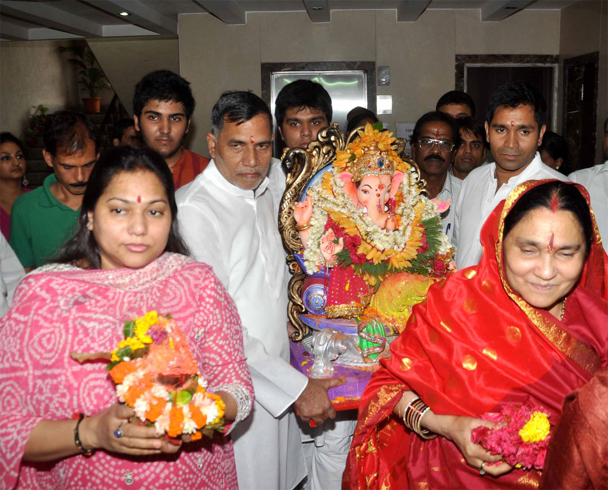 MUMBAI CONGRESS PRESIDENT & MLA KRIPA SHANKAR SINGH ON THE WAY FOR GANESH VISERJAN AT BANDRA.