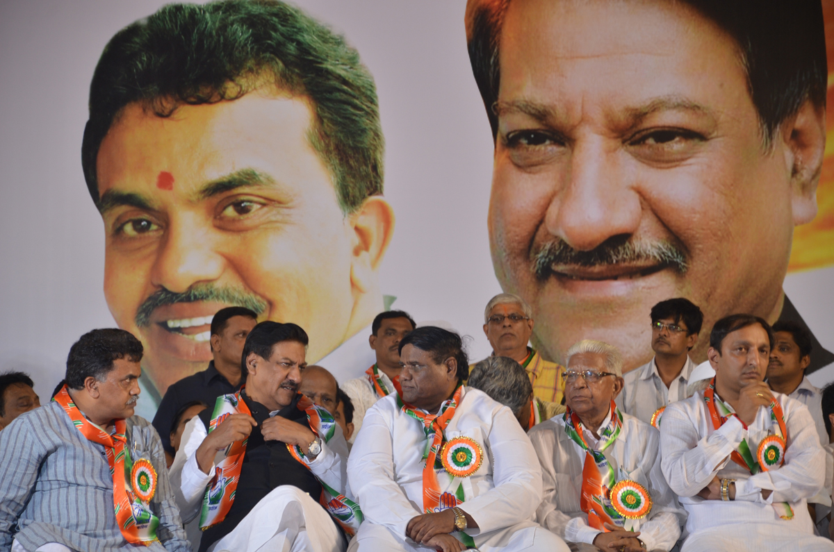 CHIEF MINISTER PRITHVIRAJ CHAVAN,MUMBAI CONGRESS PRESIDENT JANARDHAN CHANDURKAR & MP.SANJAY NIRUPAM ON OCCASION OF NORTH MUMBAI DISTRICT CONGRESS COMMITTEE WORKERS SAMMELAN AT BORIVALI.