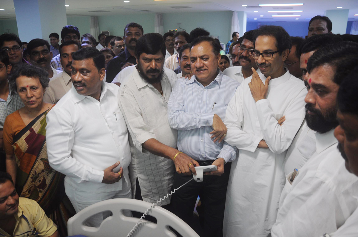 SHIVSENA PRESIDENT UDHAV THAKRE & RPI PRESIDENT RAMDAS ATHAWALE IN CHATRAPATI SHIVAJI HOSPITAL AT THANE.