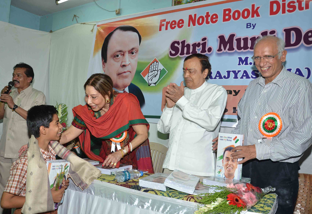 EX.UNION MINISTER & M.P.SHRI. MURLI DEORA & SMT. HEMA DEORA DURING FREE NOTE BOOK DISTRIBUTION TO SCHOOL CHILDRENS AT GIRGAON.