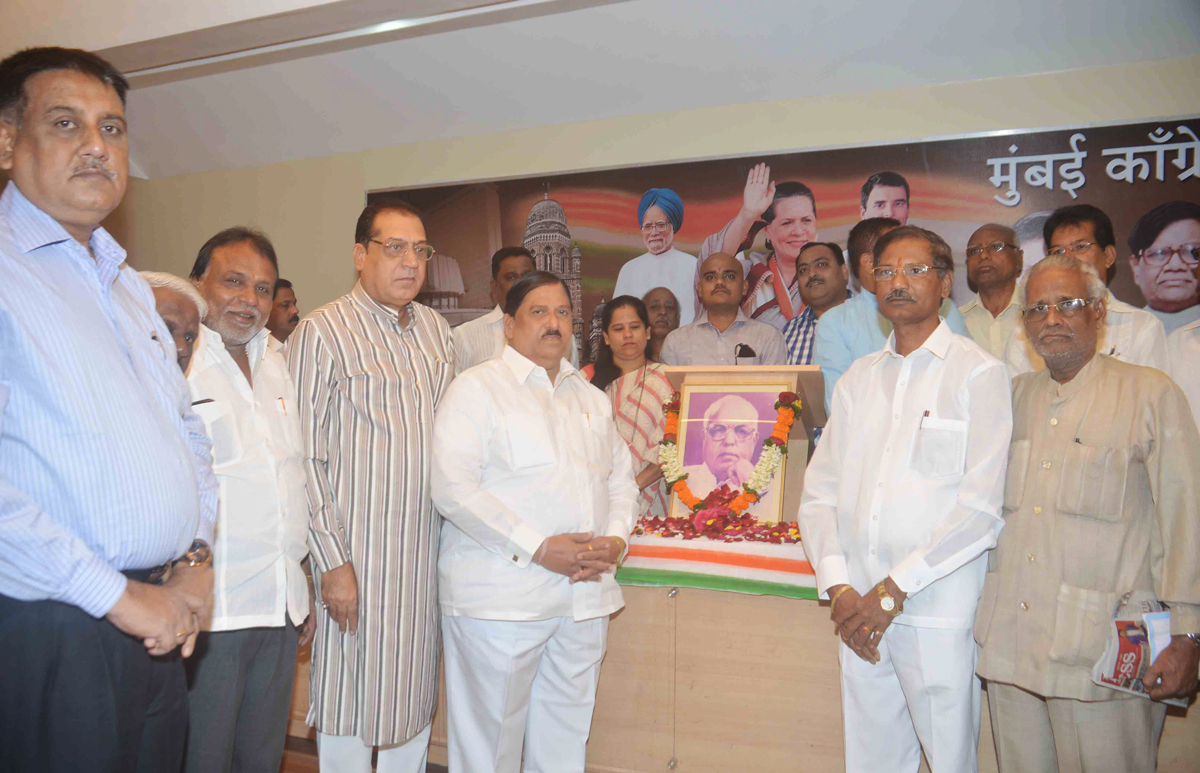 MUMBAI CONGRESS PAYING TRIBUTE TO THE LATE.EX.CHIEF MINISTER VASANT DADA PATIL AT MRCC RAJIV GANDHI BHAVAN.