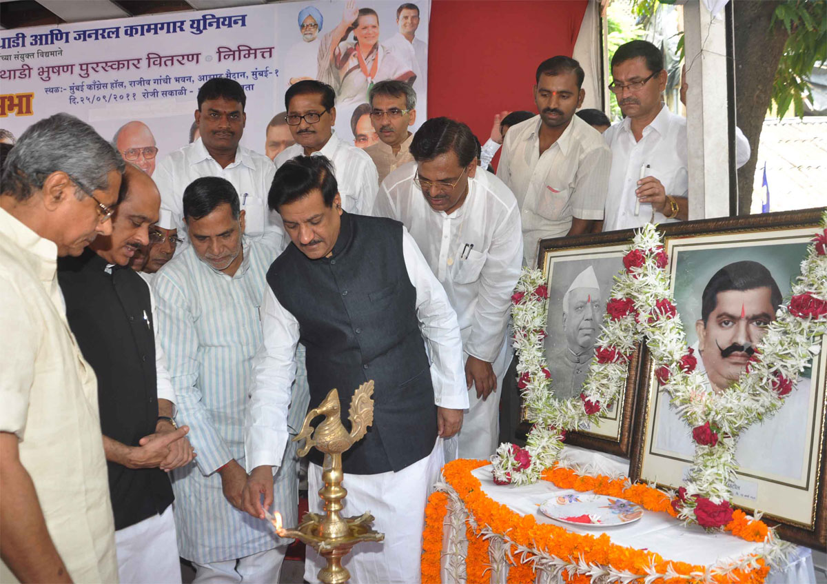 CHIEF MINISTER PRITHVIRAJ CHAVAN ,MPCC OBSERVER MOHAN PRAKASH,MPCC PRESIDENT MANIKRAO THAKRE & MRCC PRESIDENT KRIPASHANKAR SINGH AT MUMBAI CONGRESS RAJIV GANDHI BHAVAN IN KAMGAR MELAVA.