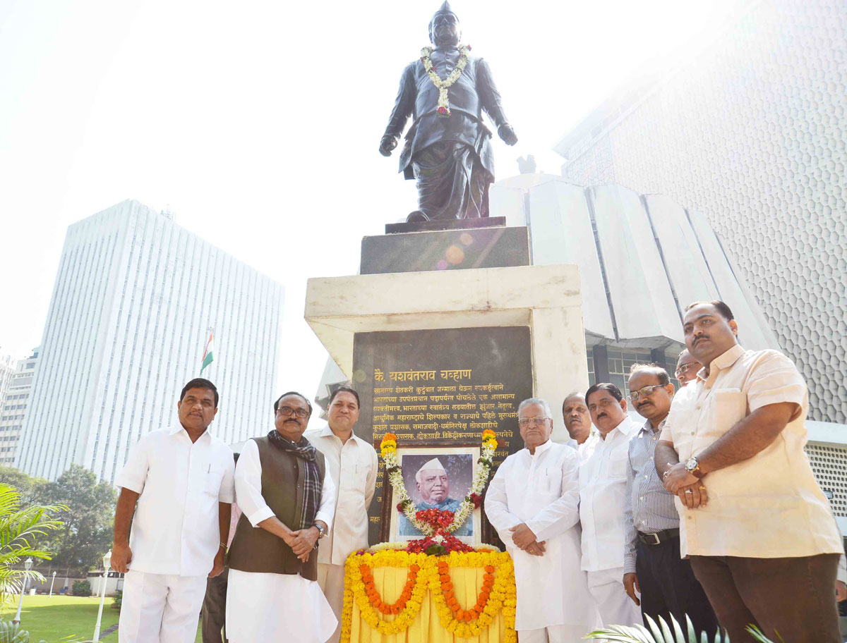 DEATH ANNIVERSARY OF EX.FIRST CHIEF MINISTER OF MAHARASHTRA LATE YASHWANTRAO CHAVAN AT VIDHAN BHAVAN MUMBAI.