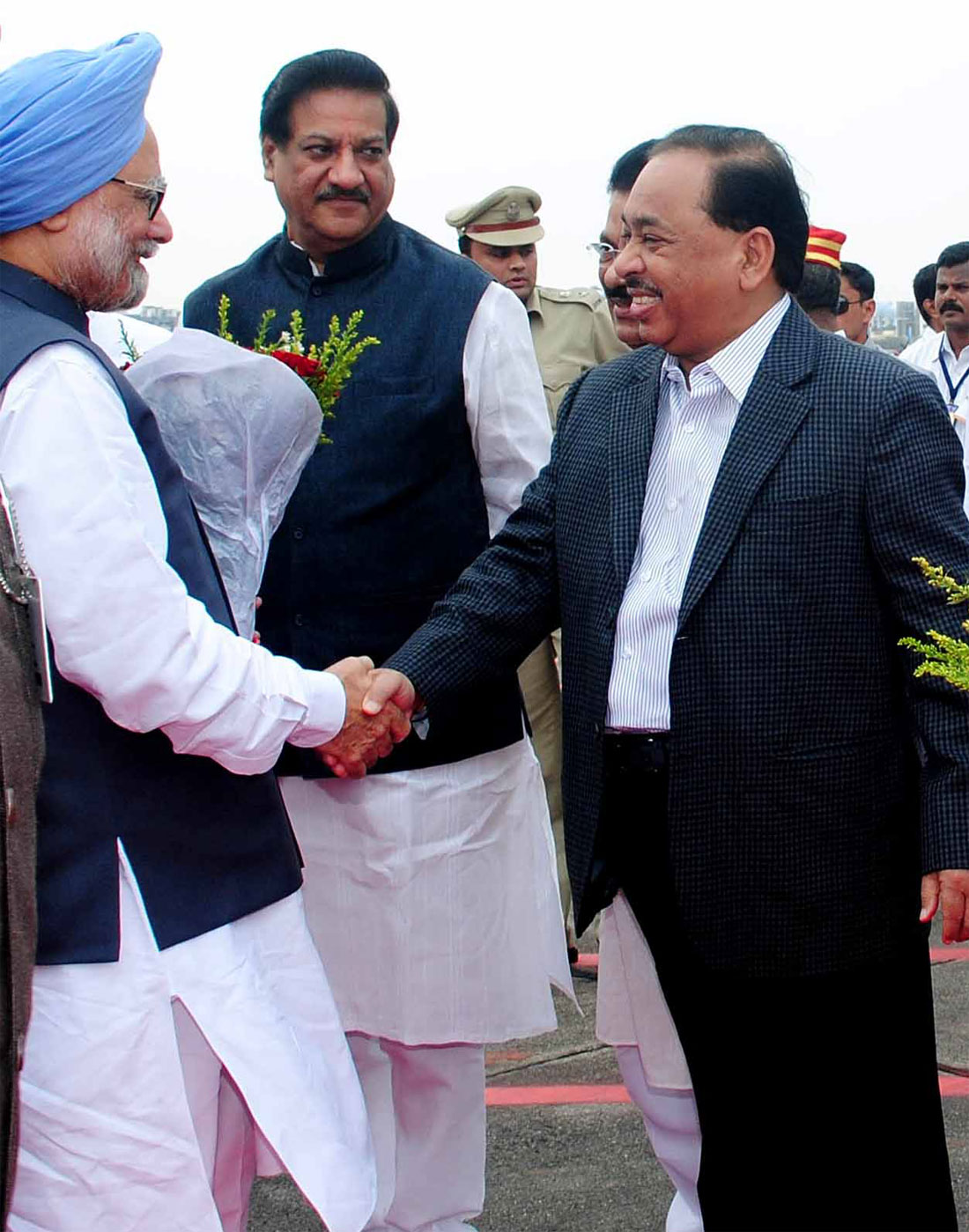 PRIME MINISTER DR.MANMOHAN SINGH VISITED MUMBAI WELCOMED BY MINISTER NARAYANRAO RANE AT CSI AIR PORT.