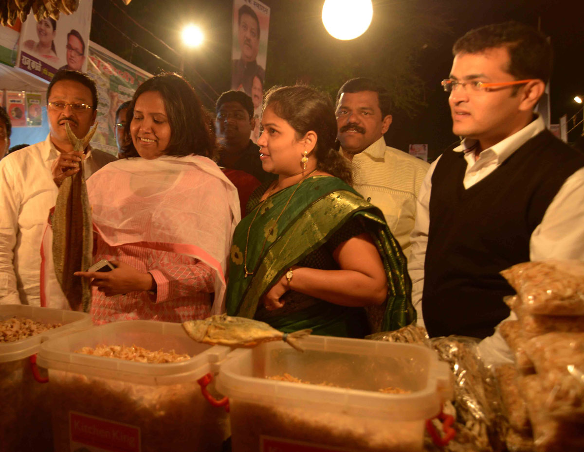 Minister Varsha Gaikwad visited Malvani Festival at Dadar Naigaon.