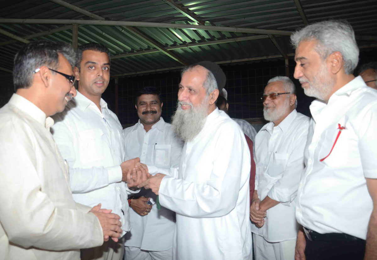 Union Minister Of State & South Mumbai MP Milind Deora Meets Moulana Shufi Sahab At Minara Masjid Area.