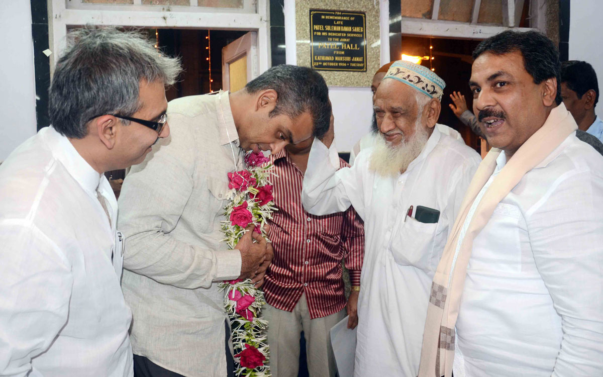 Congress-NCP South Mumbai MP.Candidate Milind Deora Meets Mansuri Jamat Committee Member's at Ali Umar Street Paydhoni.