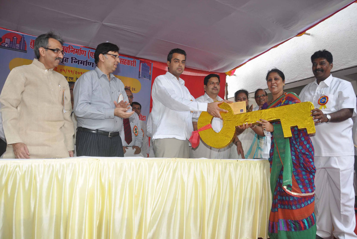 UNION MINISTER OF STATE MILIND DEORA INUAGURATION NEW BUILDING AT TULSHIWADI TARDEO.