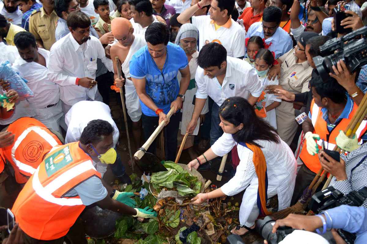 MP. Poonam Mahajan During "Swacchta Mission" at Khar.