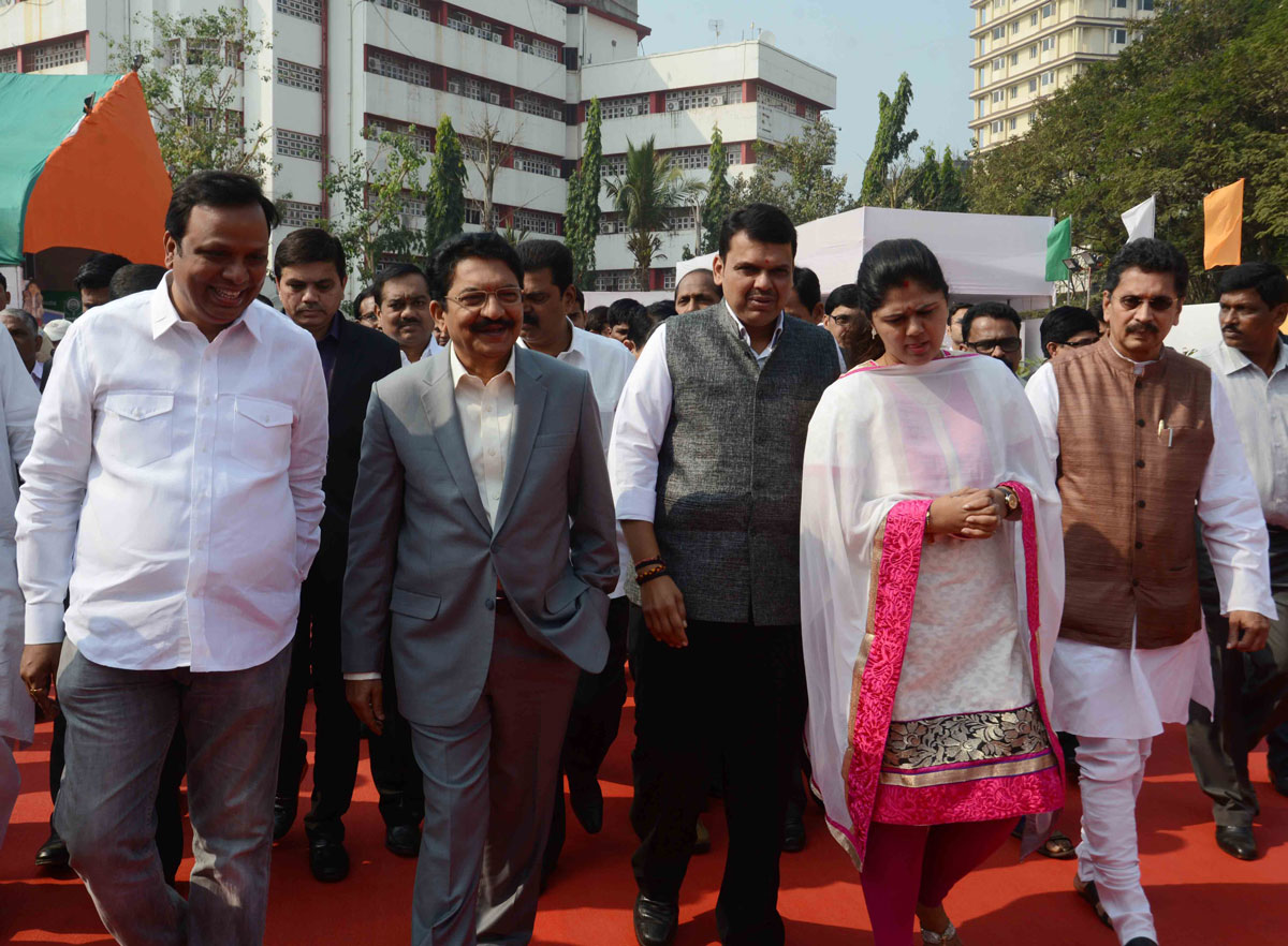Governor Dr.Ch.Vidyasagar Rao & Chief Minister Devendra Fadnavis during Inauguration of Mahalaxmi Saras Exhibition at Bandra Reclamation.
